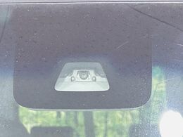 【スマートアシスト】走行中に前方の車両等を認識し、衝突しそうな時は警報とブレーキで衝突回避と被害軽減をアシスト。より安全にドライブをお楽しみいただけます。