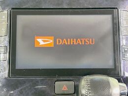 【純正8型ナビ】人気の純正ナビを装備しております。ナビの使いやすさはもちろん、オーディオ機能も充実！キャンプや旅行はもちろん、通勤や買い物など普段のドライブも楽しくなるはず♪