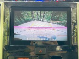 【バックカメラ】駐車時に後方がリアルタイム映像で確認できます。大型商業施設や立体駐車場での駐車時や、夜間のバック時に大活躍！運転スキルに関わらず、今や必須となった装備のひとつです！