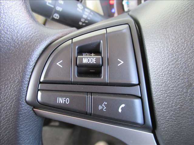 【ステアリングスイッチ】ハンドル左側のボタンで音量の調節、チャンネル変更が可能に。運転中でもナビまで手を伸ばさずに操作可能です。