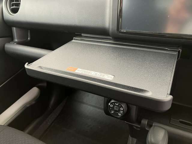 忙しい時に車の中でパソコン作業もできそうなテーブルも装備されています。