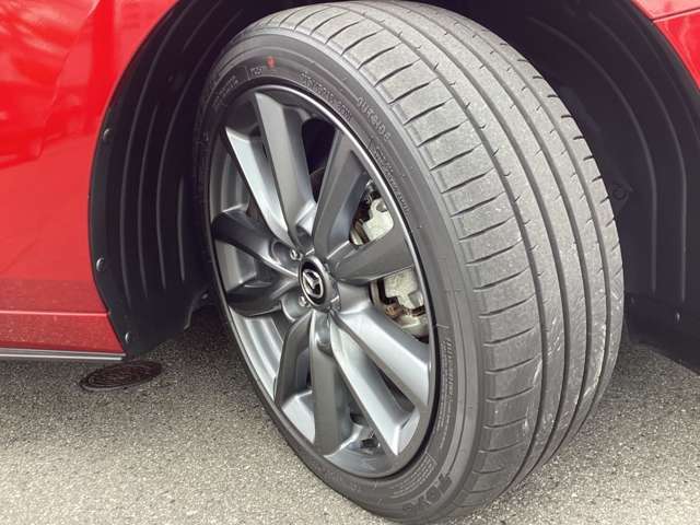 純正18インチアルミホイールでスタイルバッチリ！215/45R18タイヤです