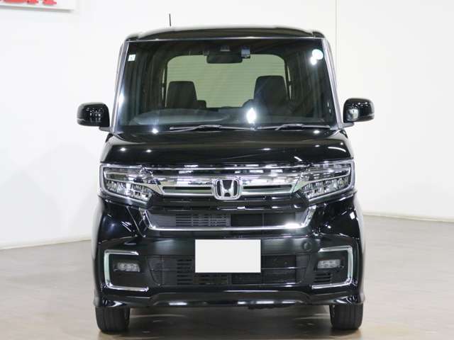 前方死角を減らした広く良好な視界が運転に高い安心感をもたらします。