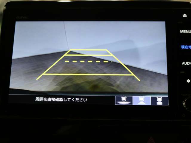 バックカメラと連携してガイドラインをナビ画面に表示し後退駐車・出入庫時のサポートをします。