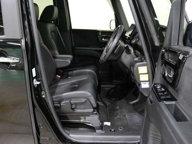 様々なシーンで体をやさしく支え運転に集中させてくれる低反発シートです。