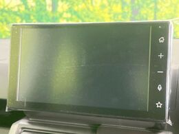 【ディスプレイオーディオ】視認性が高いディスプレイ付きオーディオを装備♪操作性も良好で直感的なソース選択が可能です。