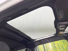 【ガラスルーフ】ガラスルーフ搭載で車内の解放感が一気にアップ！開放的なドライブをお楽しみいただけます。