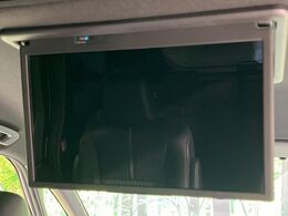 【フリップダウンモニター】大画面モニターで後席でもエンタメをお楽しみいただけます。小さなお子様にも大人気の装備です♪