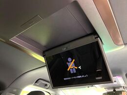 【フリップダウンモニター】大画面モニターで後席でもエンタメをお楽しみいただけます。小さなお子様にも大人気の装備です♪