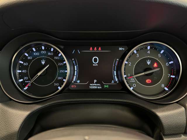 センターディスプレイに車両情報が表示されます。