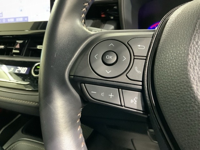 ステアリングにオーディオ操作スイッチが付いています。オーディオ画面に直接タッチしなくても操作が出来ますので、運転に集中できます。