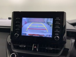 リバースギアに入れるだけで後方の表示へ切り替わります。夜間や雨の日の駐車も楽になりますよ。