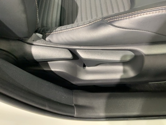シートハイトアジャスターが付いているので運転姿勢を調整するのに便利ですね。身長に合ったシートポジションは安全運転や疲労軽減にもつながります。