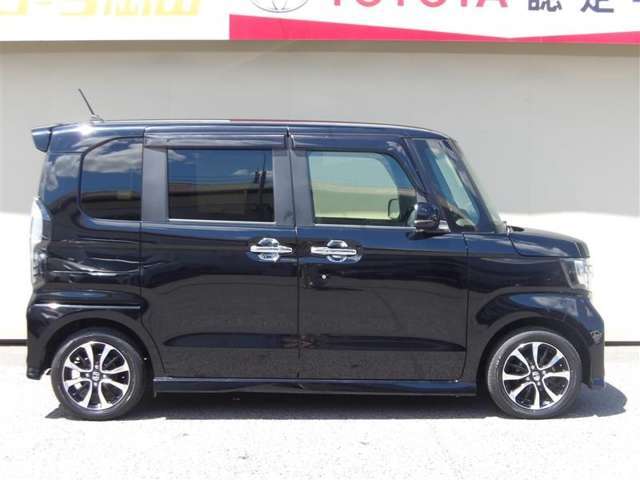 両側パワースライドドア付きだから、狭い駐車スペースなどでの 乗り降りラクラク！小さなお子さまのいるご家庭には嬉しい装備。
