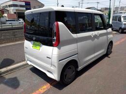 両側手動スライドドアです！そしてオーディオレス車ですがバックカメラが装着されております。ナビをつければナビ画面で確認取れます！