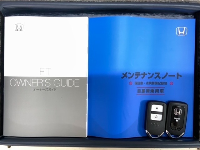 スマートキーは鍵をバッグに入れたままでもドアロックの開閉やエンジンのON・OFFができます。夜間や雨の日も鍵を探さなくて良いので便利です。