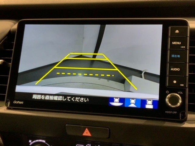 リバースギアに入れるだけで後方の表示へ切り替わります。夜間や雨の日の駐車も楽になりますよ。