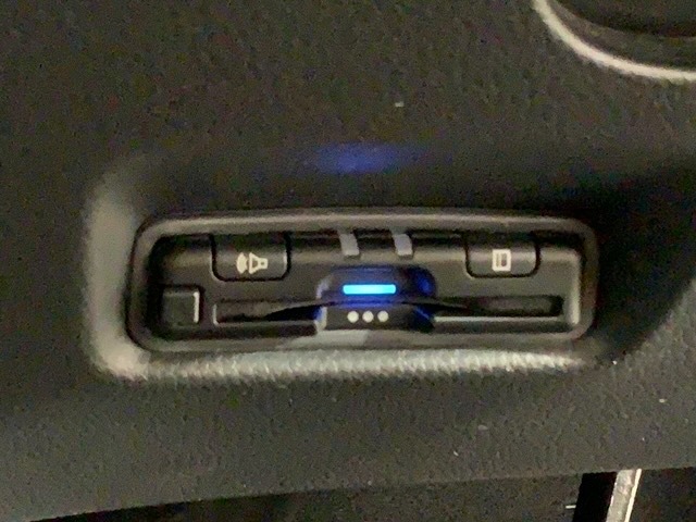 いまや快適なカーライフに欠かせないETCが付いています。