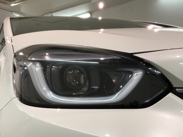 LEDヘッドライトは、点灯の瞬間から最大光量を発揮し、突然暗くなるトンネルなどでの安定感を高めます。