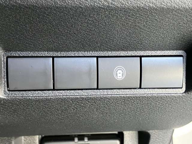 安全装備に関するボタンは運転席周りにまとめて設置されています