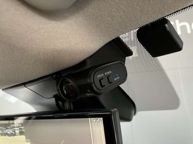 前方の映像だけでなく、車内から後方の映像もばっちり記録します