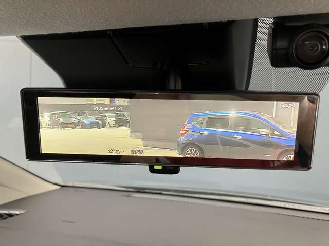 後方ピラーや荷物、後席の同乗者やガラスのくもりなど、視界が妨げられた場合でも、後方カメラからの映像で安全を確認することができます。