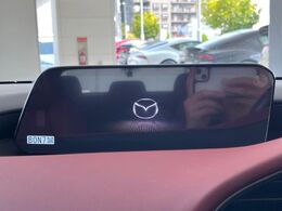 【マツダコネクトナビ】車内の雰囲気にマッチした一体型タイプのナビ。各種車輌設定やBluetooth再生等、様々な機能が楽しめます。直感的なダイヤル操作が可能で、使い勝手も良好です。
