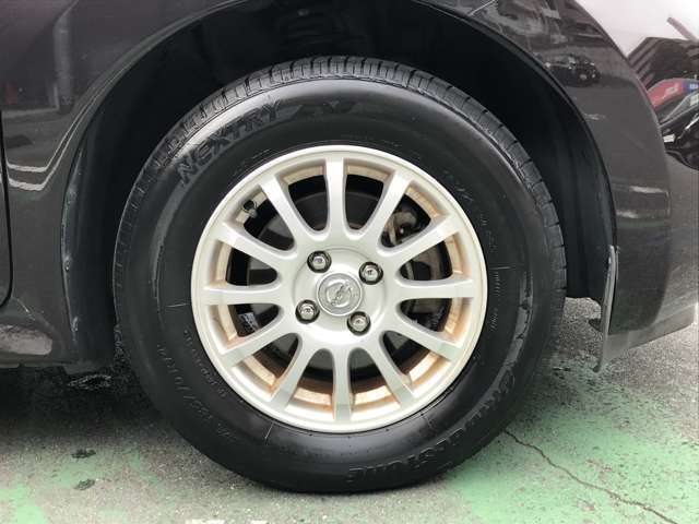 14インチ純正アルミホイールが足元を引き締めます。