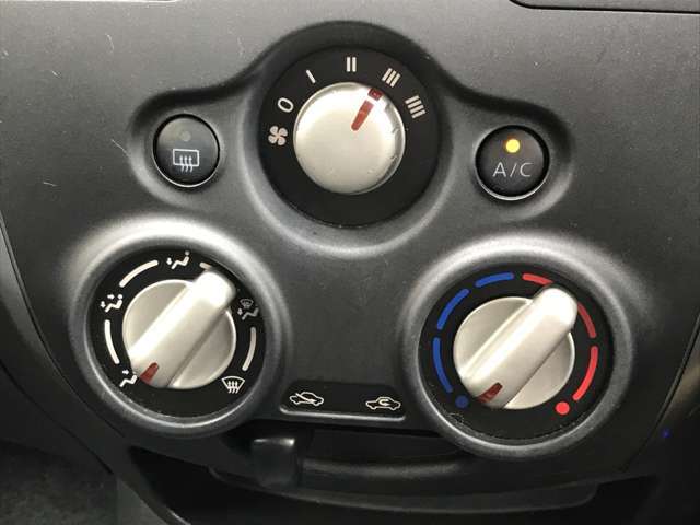マニュアルエアコン装備です。