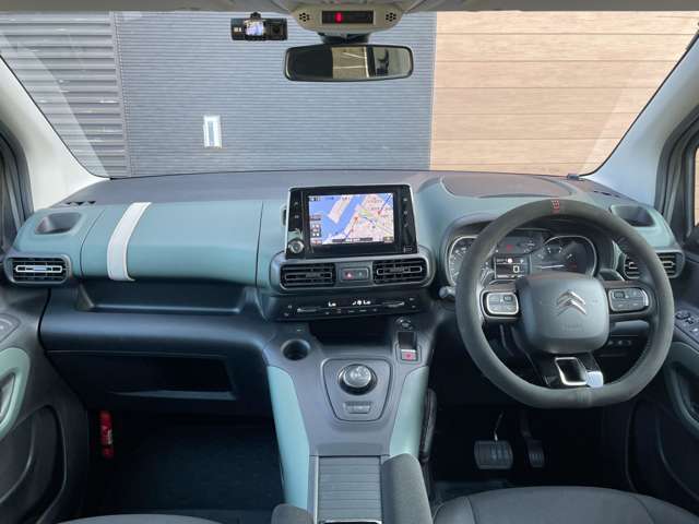 LIBERALAでは多種多様の車種をご用意させていただいております。お客様がご納得いくまで、そのお車の持つ特性を五感すべてで感じ取っていただける場をご提供します。