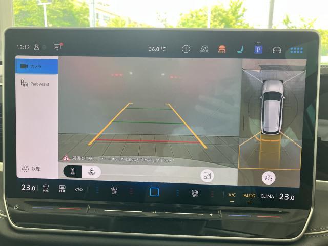 ギアをリバースに入れると車両後方の映像を映し出します。画面にはガイドラインが表示され、車庫入れや縦列駐車などの際に安全確認をサポートします。
