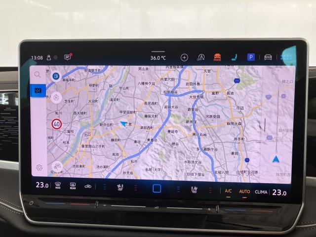 タッチスクリーンを採用。従来のナビゲーションシステムの域を超える、車両を総合的に管理するインフォテイメントシステムです。