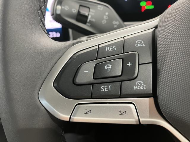 ◆クルーズコントロールにレーダーセンサーを組み合わせ、先行車を測定し設定されたスピードを上限に自動で加減速を行います。一定の車間距離を維持することで、長距離走行でのドライバーの疲労を低減させます。