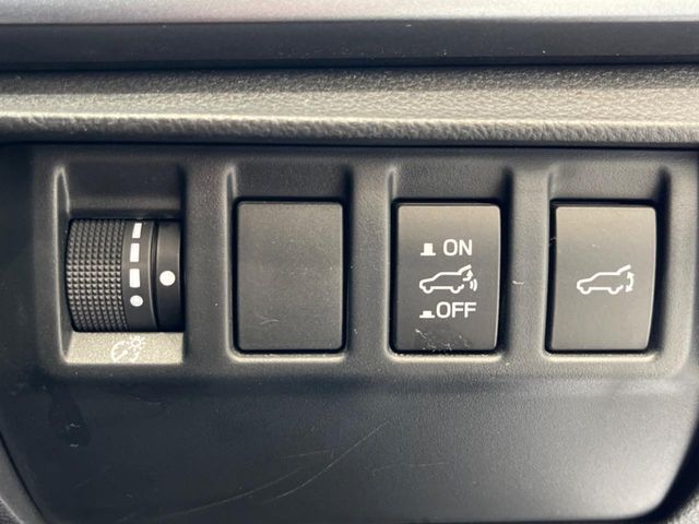 【パワーバックドア】スマートキーや運転席のボタンを押すだけでリアゲートが自動で開閉します！荷物を持っている時や、高い位置にあるバックドアを閉める際に便利な機能です♪