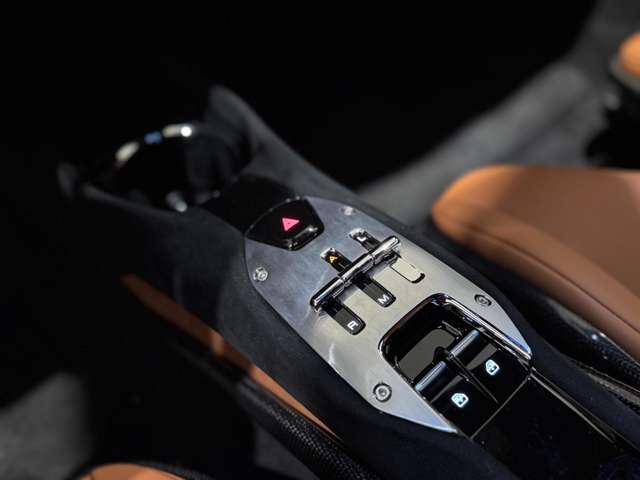 トランスミッション:8速F1DCT【従来の7速F1DCTと比較してより迅速かつスムーズな変速をご体感いただけます。】