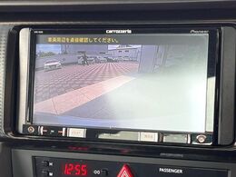 【バックカメラ】駐車時に後方がリアルタイム映像で確認できます。大型商業施設や立体駐車場での駐車時や、夜間のバック時に大活躍！運転スキルに関わらず、今や必須となった装備のひとつです！