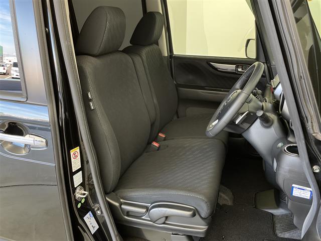 【運転席】座り心地が良いシートなので長時間の運転でも快適にお過ごしいただけます。新品のフロアマットのご注文も可能です。掲載箇所以外にご希望の写真がございましたらお気軽にお問い合わせ下さい。