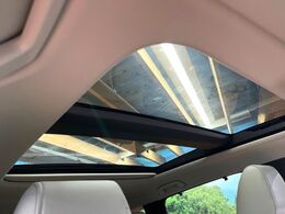 【パノラマルーフ】大型のガラスルーフ搭載で車内の解放感が一気にアップ！開放的なドライブをお楽しみいただけます。