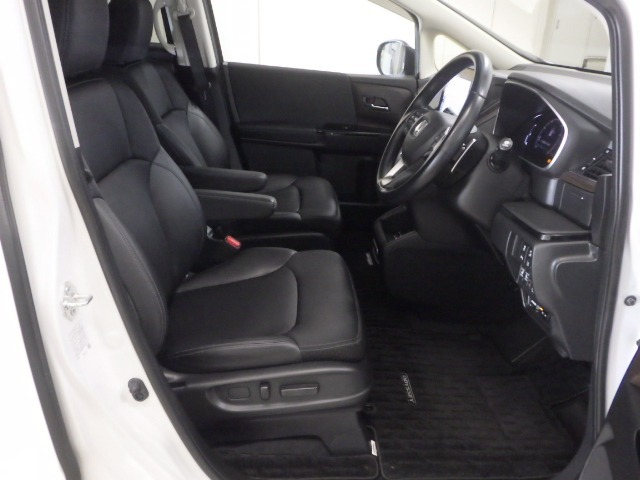 すわり心地の良い運転席・助手席です。長時間のドライブの疲れ軽減に貢献します。どうぞ快適なドライブを♪