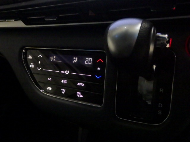 インパネシフトだから視線の移動も少なく足元もスッキリ♪運転席もゆったりしているのでゆとりを持ってドライブできますね！