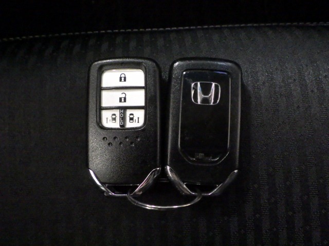 スマートキー付！キーを取り出さなくてもドアロックの施錠・開錠、エンジンの始動が出来ます！雨の日や荷物の多い日にとても便利ですね♪