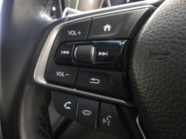 ハンドルにオーディオの操作スイッチが装備されています！視線を前方から外さずハンドルから手を離さずに操作できるのでとっても安全ですね♪