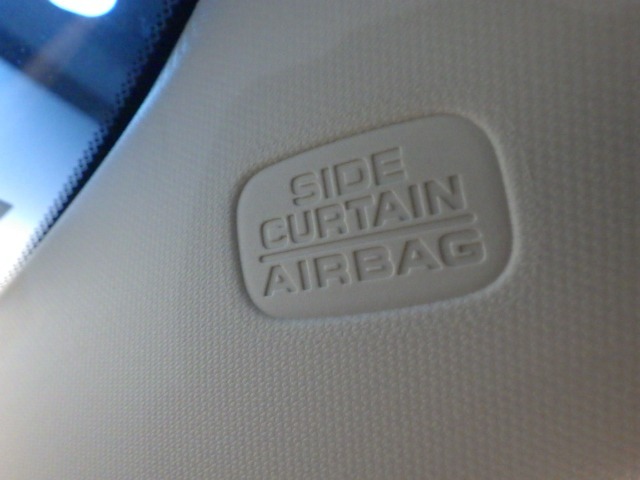 車両側面からの安全性も高めてくれる、安心装備のサイドカーテンエアバックシステムです◎