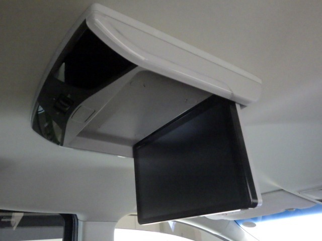 リア席モニター（フリップダウンモニター）装備！ナビゲーションと組み合わせることで、走行中でも後席では地上デジタルTV放送やDVDビデオなどの映像も楽しめます。