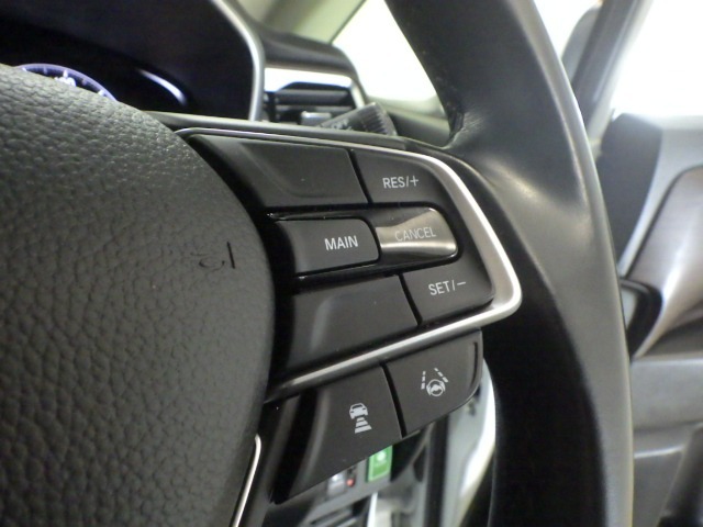 ハンドル右側にはクルーズコントロールのスイッチが装備され運転中の操作も安心して行えます！