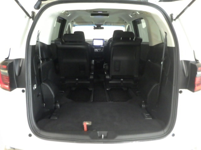 2列目・3列目を収納すればこんなに広々スペースの出来上がり！大きな荷物も積み込み可能です。