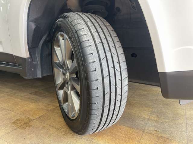 タイヤ溝もご覧の通り十分残っております。