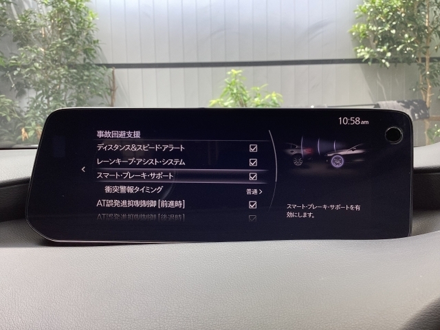 低速走行時に前方の障害物を検知して、衝突被害を軽減してくれるスマート・シティ・ブレーキ・サポートを装備！アクセルとブレーキの踏み間違えなどの急加速を抑制してくれる心強い装備です。