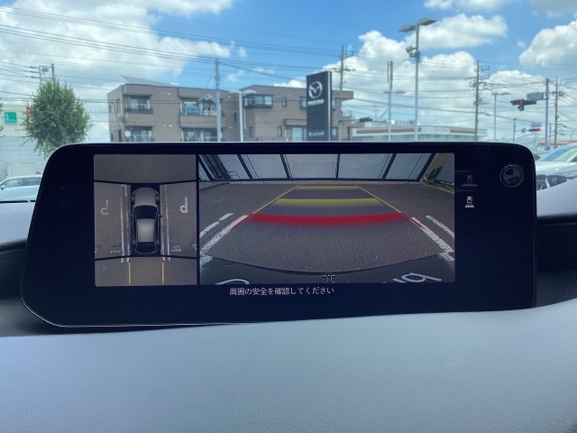 狭い場所での駐車やすれ違いなどでより的確な運転操作に役立つ360°ビューモニターが装備されています。