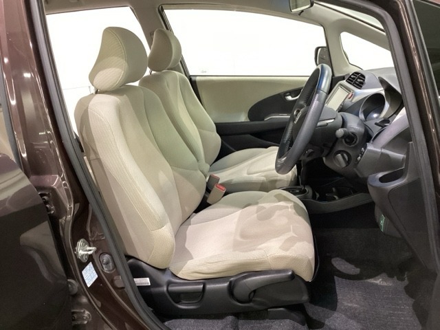 広い足元にゆったり座れるシートは長距離の運転でも疲れにくいシートです。女性でも運転がしやすいようにシートの高さ調整機能（シートリフター）がついています。
